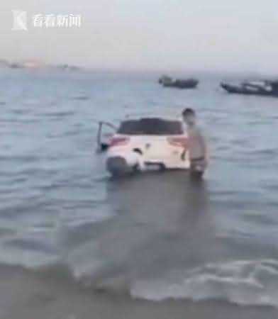 男子醉驾将车开进海里 下车后不上岸竟往深水里游