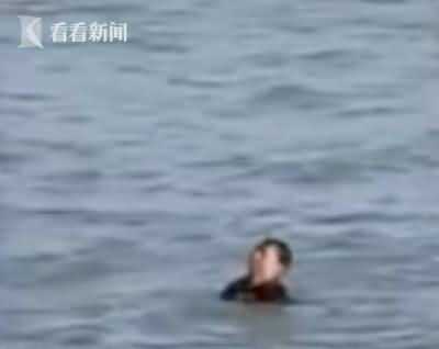 男子醉驾将车开进海里 下车后不上岸竟往深水里游