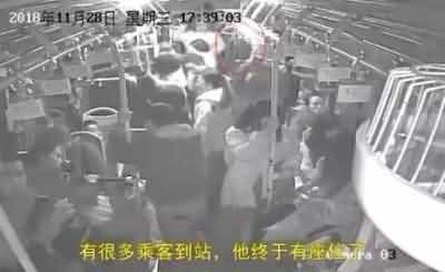 小学生公交上12分钟内连续4次让座 人民日报点赞