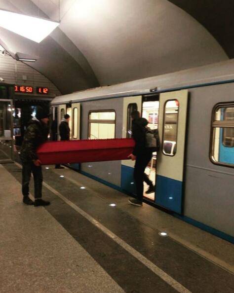 莫斯科地铁现神奇一幕：两人抬着棺材坐地铁
