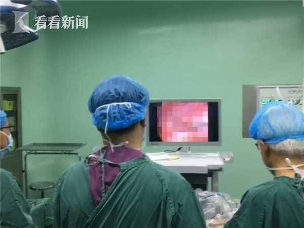男子喝茶