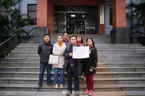 宣判后，被拐儿童家属在法院门口合影 南方日报记者张迪供图