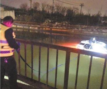 男子盲信导航将车开进水塘 跨年夜车顶上等救援