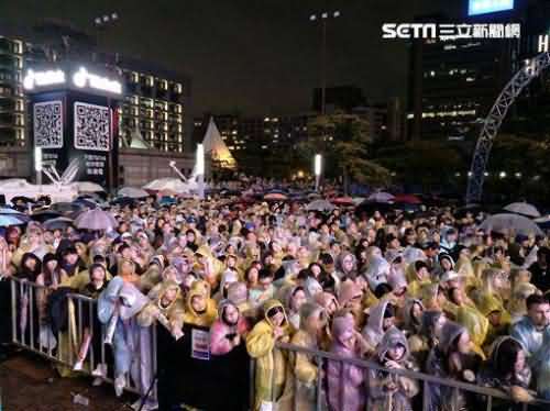 台北跨年晚会开场“尴尬” 万余人雨中看嘉宾打游戏