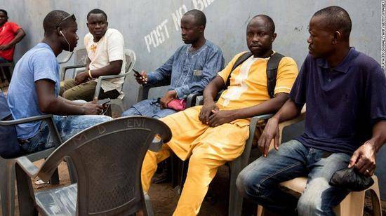 加纳记者街头被杀 曾揭批多起足球贪腐丑闻