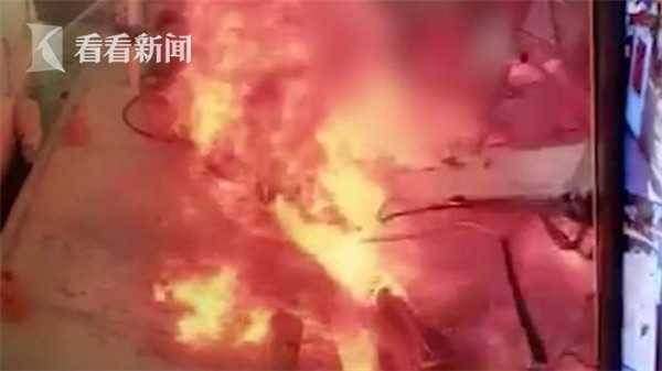 游艇加油后突然爆炸 船上男子被烧成火球炸飞