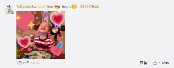 火爆全球假笑男孩开微博！评论区瞬间被表情包攻陷