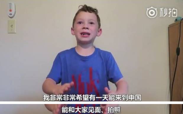 火爆全球假笑男孩开微博！评论区瞬间被表情包攻陷