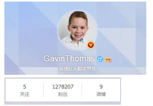 火爆全球假笑男孩开微博！评论区瞬间被表情包攻陷