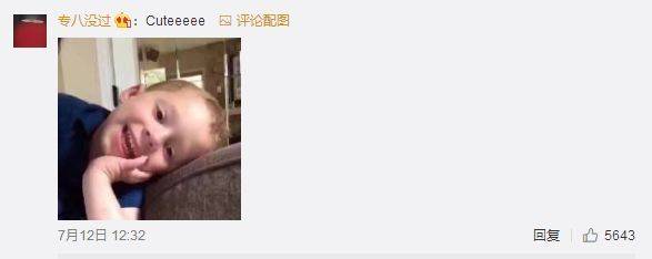 火爆全球假笑男孩开微博！评论区瞬间被表情包攻陷
