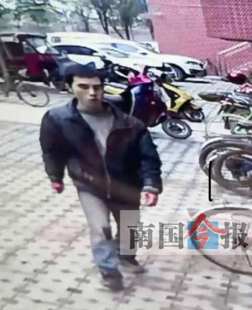 夫妻在家门口遭捅