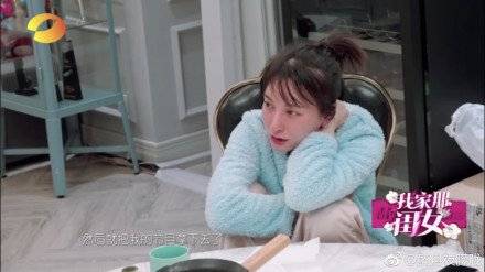 吴昕泡脚也要化妆 还在泡脚桶里放了很多药