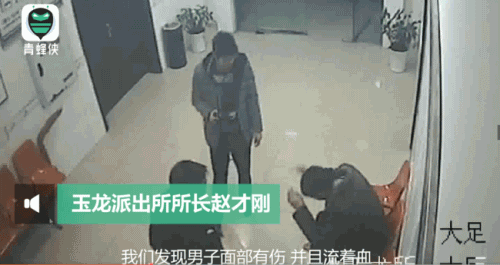 重庆男子遭妻子家暴 哭着跑去派出所报警