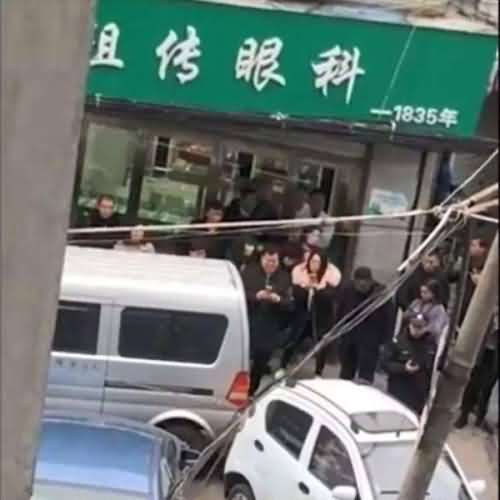 温州一房东当街砍杀中介 警方：因介绍费起纠纷