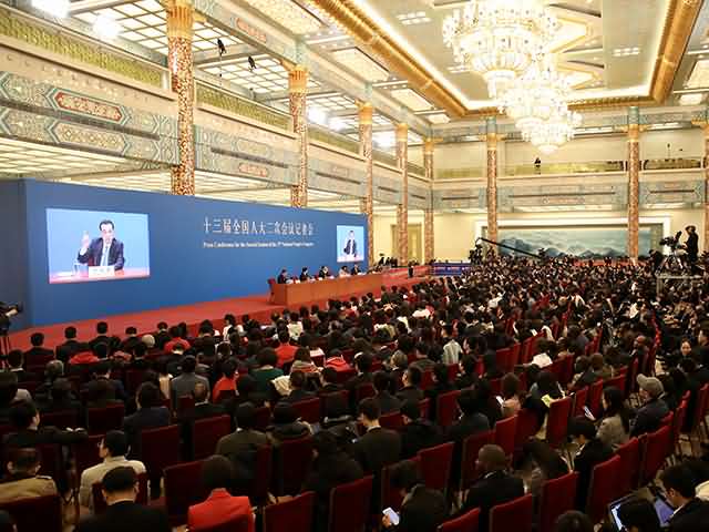 十三届全国人大二次会议记者会现场。摄影/新京报记者薛珺
