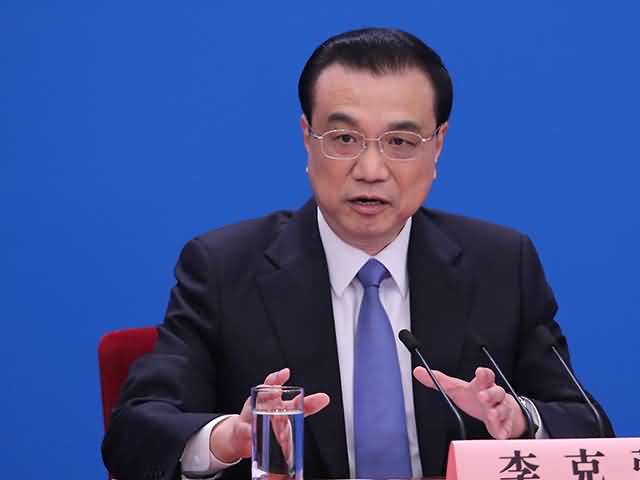 李克强在回答记者提问时，手势十分丰富。摄影/新京报记者彭子洋