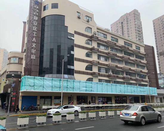 上海市静安区店铺招牌黑底白字 网友吐槽墓地风格