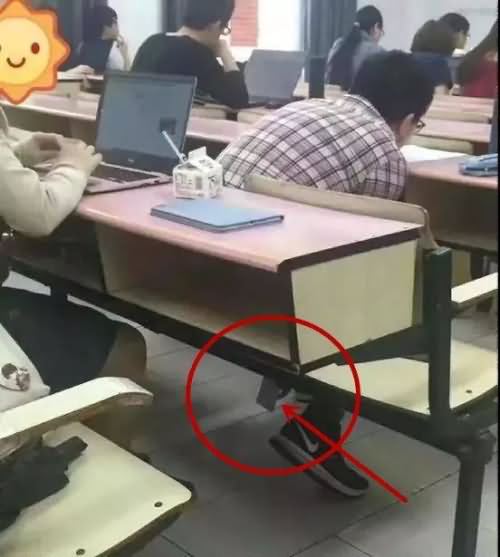 男子女厕偷拍 被抓居然说“我很有原则 绝不传播”