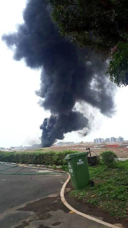 印度战机油箱掉落引发大火 部分跑道起火浓烟滚滚