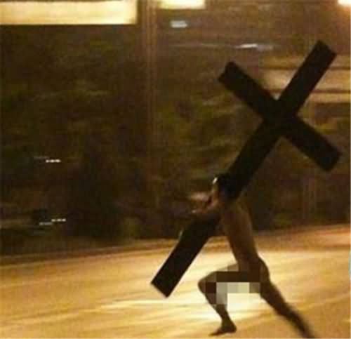 男子深夜跳驱邪舞 男子深夜跳驱邪舞