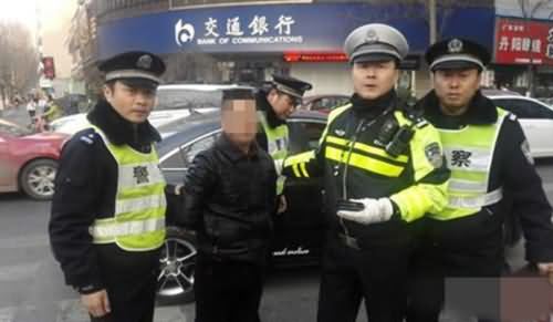 男子网评交警被抓