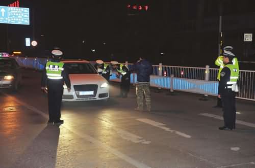 男子网评交警被抓