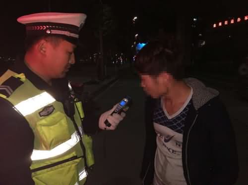 男子网评交警被抓