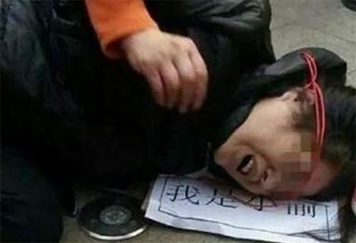女子胸前挂牌示众 女子胸前挂牌示众
