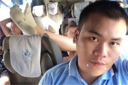 大巴上拖鞋翘脚