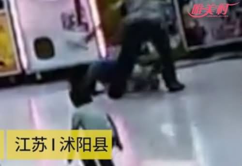 男子疯狂殴打女儿