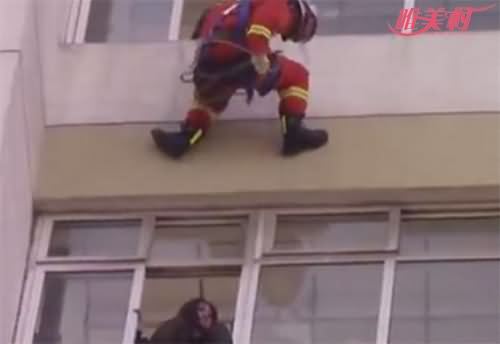 高中生跳楼瞬间被踹回