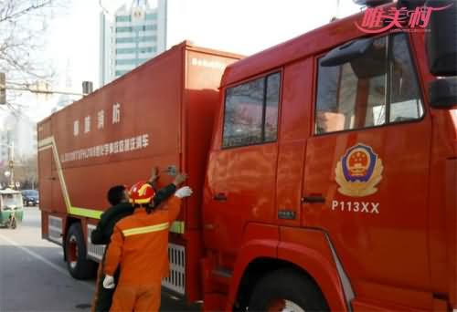 高中生跳楼瞬间被踹回