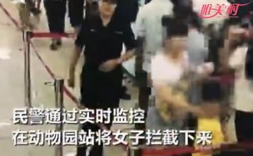 女子当孩面捡手机