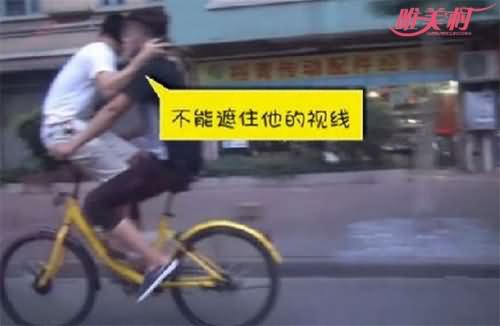 两男子共骑小黄车 两男子共骑小黄车