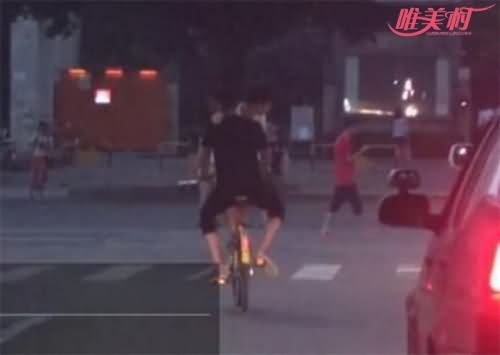 两男子共骑小黄车 两男子共骑小黄车