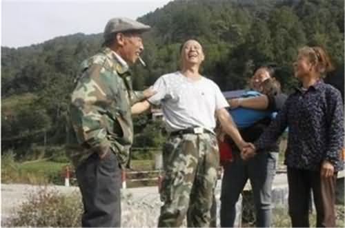 万人送别名誉村长，死后也会永远留在村民心中！