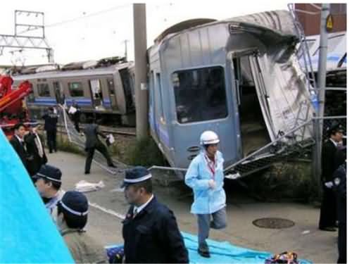 日本火车脱轨事故 日本火车脱轨事故