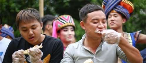 游客三亚比赛吃鸡，千名游客一起上阵场面十分壮观！