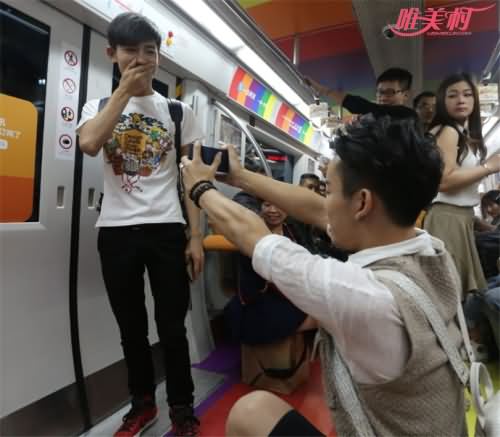 地铁现男男求婚