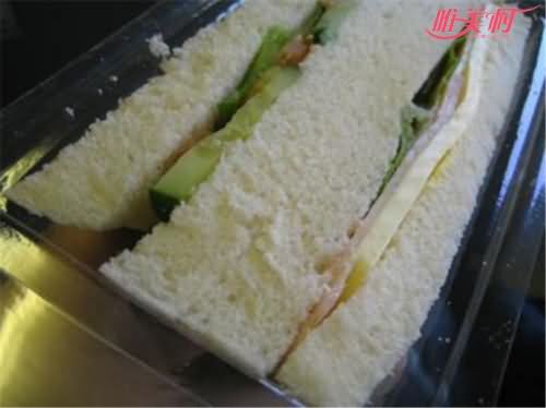 男子吃过期飞机餐