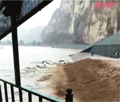 甘肃景区突发暴洪