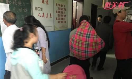 学校强收新生被褥费