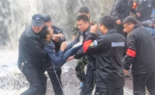 男子壶口瀑布跳下 目前无生命危险只是跳河原因尚未清楚