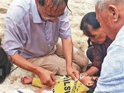 医生跳海救女娃 医生跳海救女娃
