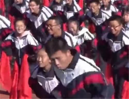 男生跳操意外走红 男生跳操意外走红