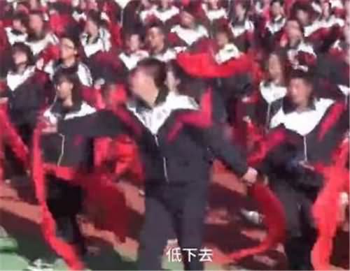男生跳操意外走红 男生跳操意外走红