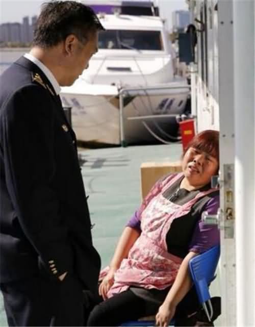 黄浦江上一船翻扣 黄浦江上一船翻扣