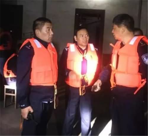 长江发生江堤坍塌 长江发生江堤坍塌