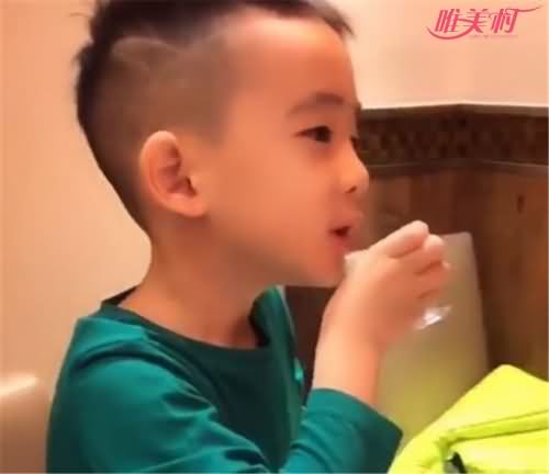 jasper新发型讨喜 喝酒姿势被调侃不愧是大哥的儿子