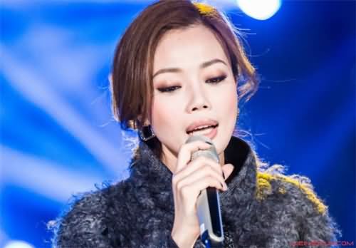 容祖儿真的夹春卷了吗 容祖儿真的夹春卷了吗
